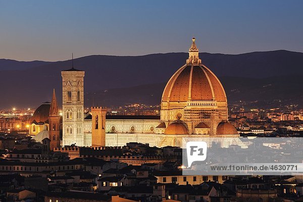 Italien  Toskana  Florenz  Palazzo Vecchio  Blick auf Santa Maria del Fiore die Kuppel von Florenz in der Abenddämmerung