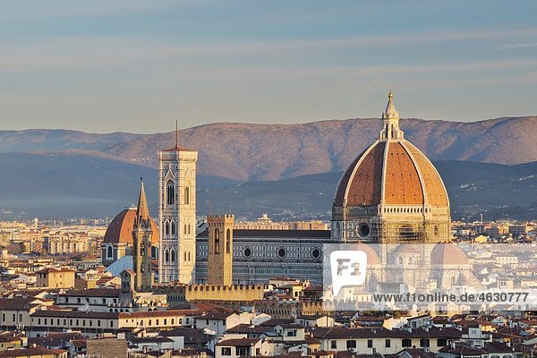 Italien  Toskana  Florenz  Palazzo Vecchio  Blick auf Santa Maria del Fiore die Kuppel von Florenz am Morgen