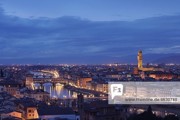 Toskana  Florenz  Palazzo Vecchio  Blick auf die Brücken am Fluss Arno