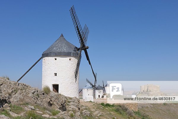 Spanien  Kastilien-La Mancha  Consuegra  Provinz Toledo  Windmühlenreihe und Schloss