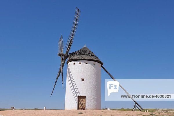 Spanien  Provinz Toledo  Kastilien-La Mancha  Blick auf Windmühle am Campo de Criptana