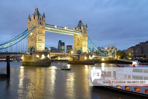 Großbritannien  England  London  Blick auf Turmbrücke und Schiff in der Themse