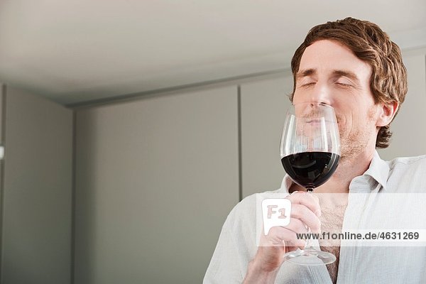 Verkostung des Weines in der Küche