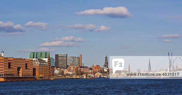 Deutschland  Hamburg  Blick auf die Stadt mit Hafen und Elbe
