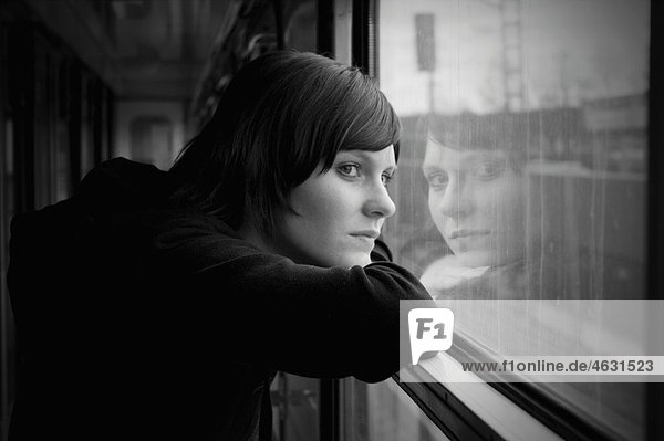 Tschechoslowakei  Junge Frau schaut durchs Zugfenster