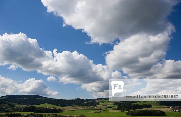 Österreich  Mühlviertel  Blick auf Landschaft mit bewölktem Himmel