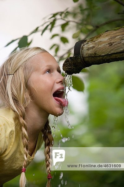 Österreich Mondsee Mädchen 12 13 Jahre Trinkwasser Aus Dem Wasserhahn 