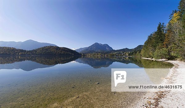 Österreich  Salzkammergut  Blick auf Altausseer See und Berg im Hintergrund