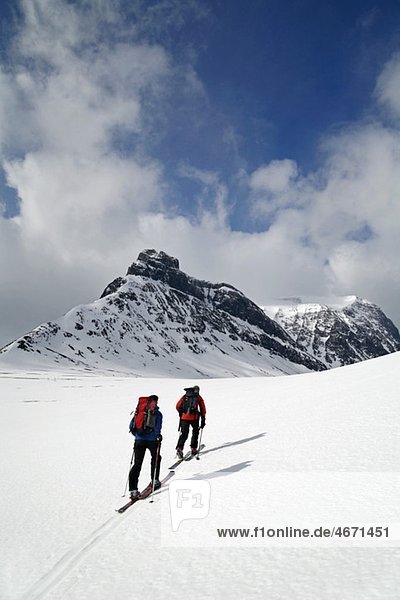Zwei Personen Skilanglauf am Berg