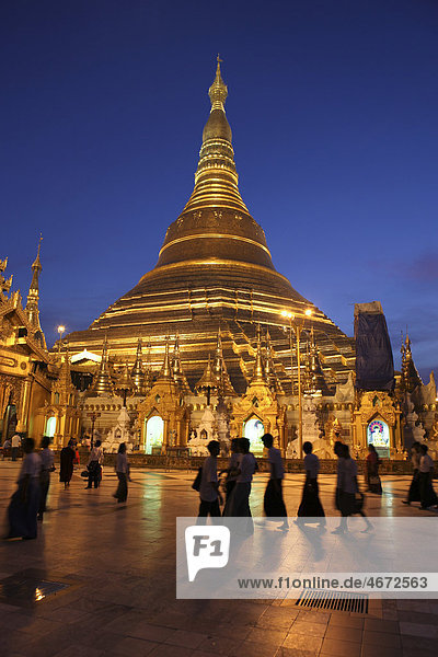 Shwedagon Pagode bei Nacht  Rangun  Myanmar