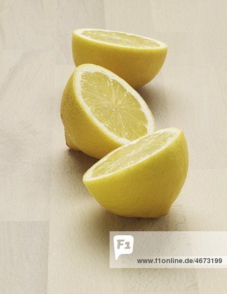 Drei Zitronenhälften