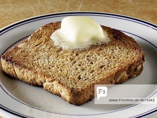 Toastscheibe mit schmelzendem Butterstück