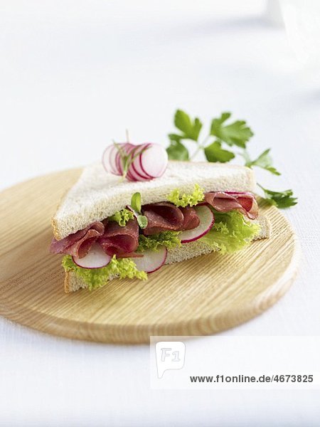 Sandwich mit Schinken  Lollo Bionda und Radieschen