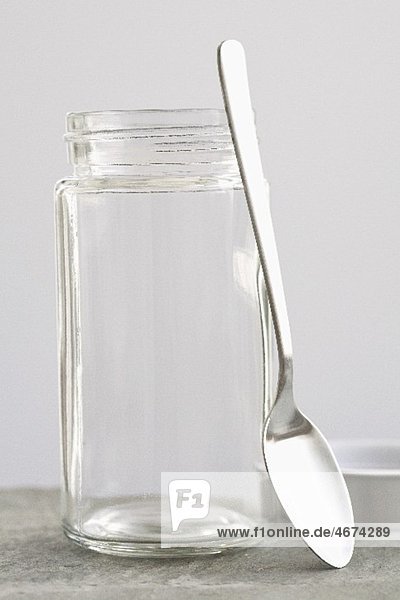 Schraubglas mit angelehntem Löffel