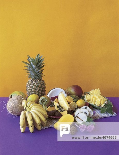 Exotisches Früchtestilleben mit Kokosnuss