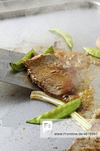 Rindfleisch Teppan Yaki mit Zuckerschoten (gebraten)