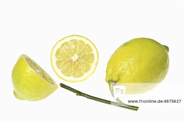 Zitronen  ganz und halbiert