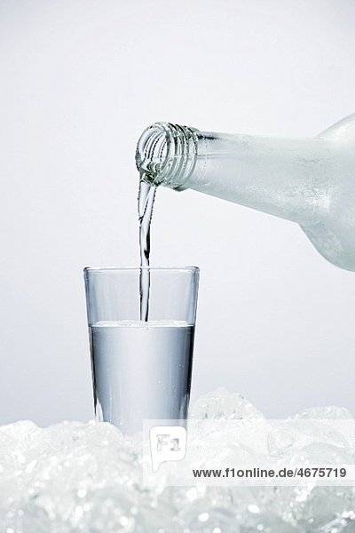 Wodka in Glas einschenken