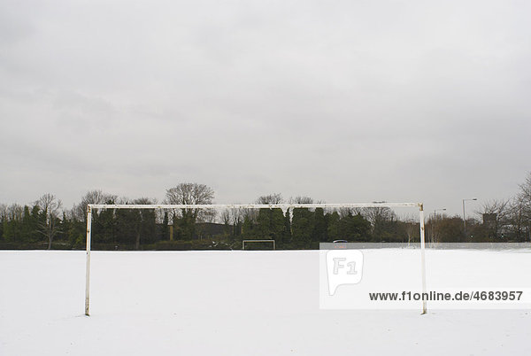 Fußballplatz im Schnee bedeckt
