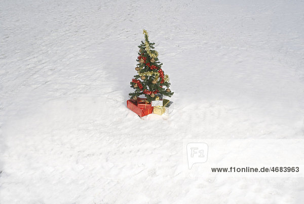 Weihnachtsbaum und Geschenke im Schnee