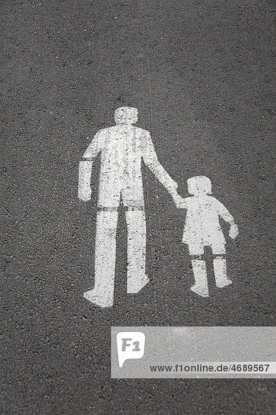 Piktogramm von Mann und Kind auf einem Fußweg