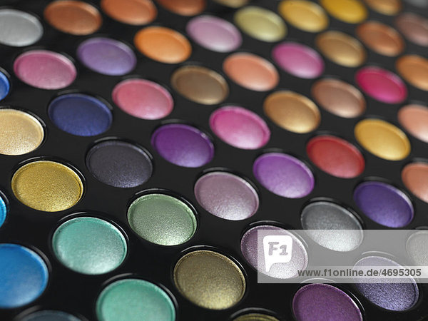 Palette mit vielen verschiedenen Lidschatten