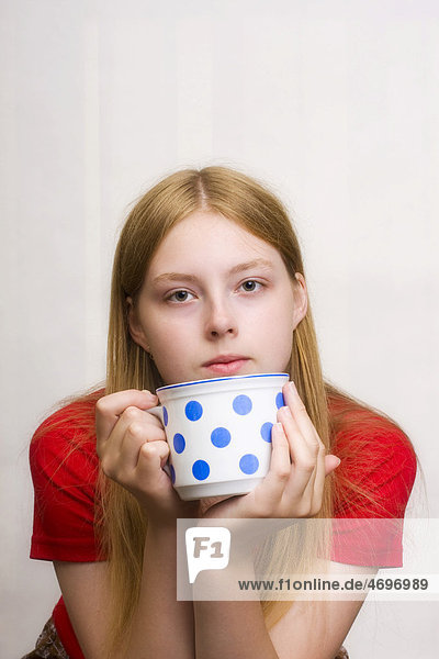Teenager 17 Jahre mit Teetasse
