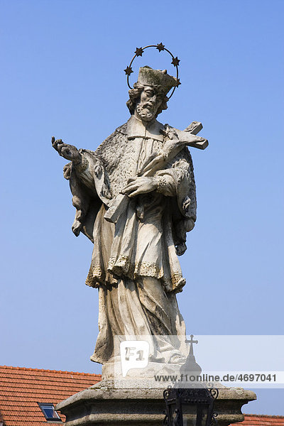 Statue des Hl. Johannes von Nepomuk auf dem Piaristenplatz an der Kirche Mariä Himmelfahrt in Straznice zu deutsch Straßnitz Bezirk HodonÌn zu deutsch Bezirk Göding Südmähren Tschechische Republik Europa