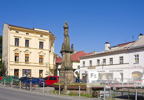 Marienplatz mit Stadtbrunnen und Säule der Immaculata  Jablunkov  Bezirk Okres Fr_dek-MÌstek  Mährisch-Schlesische Region  Tschechien  Europa