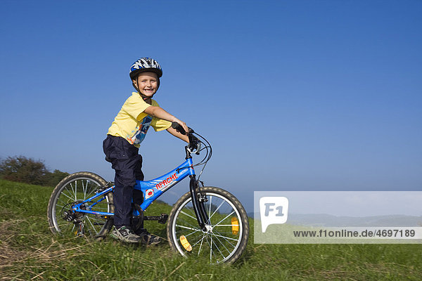 Junge  6 Jahre  auf einem Fahrrad