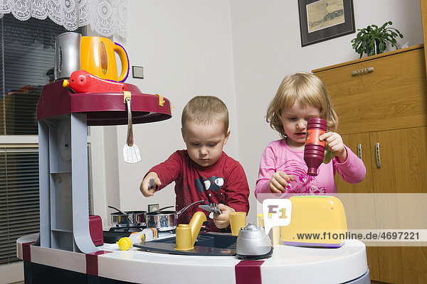 Kinder 2 und 3 Jahre mit Spielzeugküche