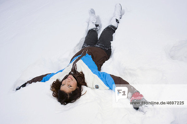 Junge Frau  21 Jahre  im Schnee