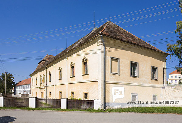 Pfarrhaus Nr. 141  denkmalgeschützt  Mikulovice  Bezirk von Znojmo  zu deutsch Znaim  Südmähren  Tschechische Republik  Europa