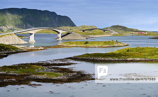 Brücke in der Inselwelt  Norwegen  Skandinavien  Europa