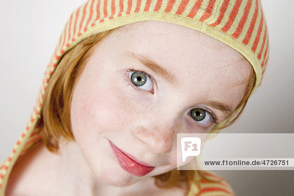 Mädchen  Kind  rothaarig  mit Kapuzenshirt  Portrait
