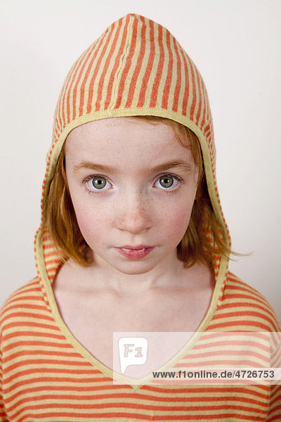 Mädchen  Kind  rothaarig  mit Kapuzenshirt  Portrait