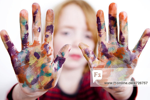 Malen  Kind mit Farbflecken auf den Händen