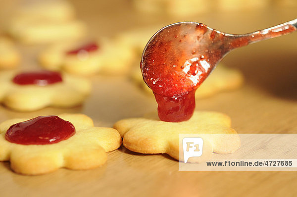 Weihnachtsplätzchen mit Marmelade verfeinern