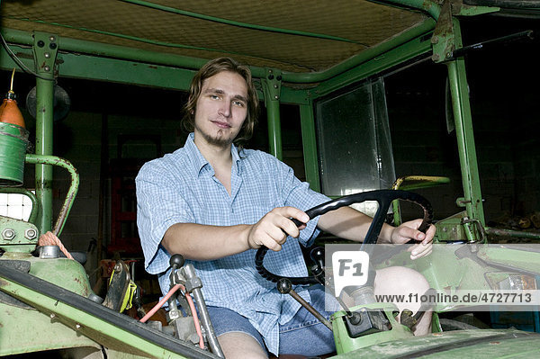 Bauer im Traktor