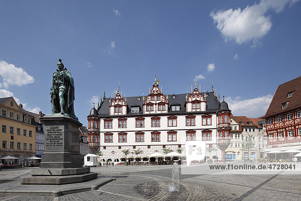 Prinz-Albert-Denkmal und Stadthaus am Marktplatz  Coburg  Oberfranken  Franken  Bayern  Deutschland  Europa