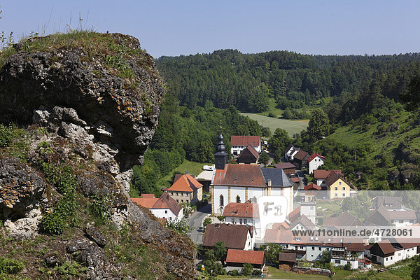 Felsen über Oberailsfeld  Ailsbachtal  Fränkische Schweiz  Fränkische Alb  Oberfranken  Franken  Bayern  Deutschland  Europa