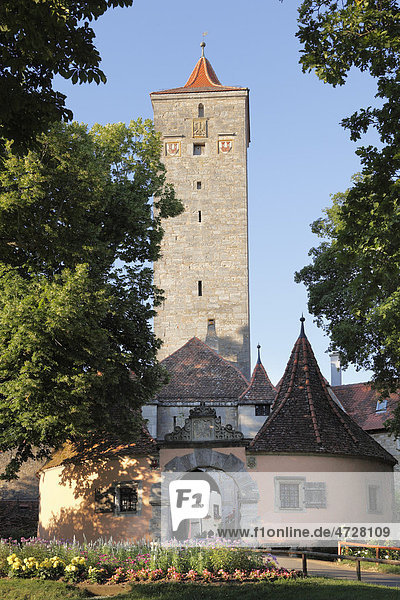 Burggarten mit Burgturm  Rothenburg ob der Tauber  Romantische Straße  Mittelfranken  Franken  Bayern  Deutschland  Europa