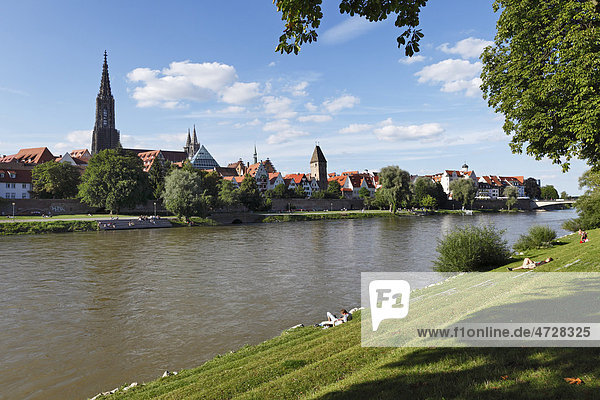 Blick von Neu-Ulm über Donau nach Ulm mit Ulmer Münster  Schwaben  Bayern  Baden-Württemberg  Deutschland  Europa