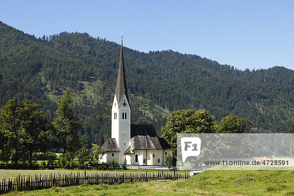 Kirche St. Leonhard in Fischhausen am Schliersee  Mangfallgebirge  Oberbayern  Bayern  Deutschland  Europa