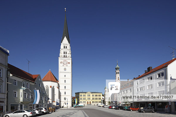 Hauptplatz mit Pfarrkirche St. Johannes Baptist  Pfaffenhofen an der Ilm  Hallertau  Holledau  Hollerdau  Oberbayern  Bayern  Deutschland  Europa