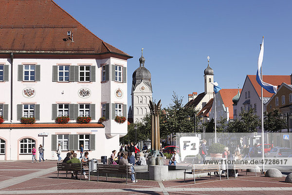 Schrannenplatz mit Rathaus und Bronze-Plastik von Karl Reidel  Erding  Oberbayern  Bayern  Deutschland  Europa