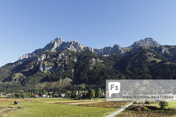 Nesselwängle  Tannheimer Tal  Berge Gimpel links und Kellenspitze  Kellespitze oder Köllenspitze  Tannheimer Berge  Tirol  Österreich  Europa