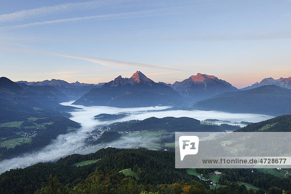 Blick von Kneifelspitze über Berchtesgaden zum Watzmann und Hochkalter  morgens  Berchtesgadener Alpen  Berchtesgadener Land  Oberbayern  Bayern  Deutschland  Europa