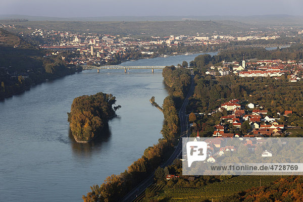 Donau mit Stein  Krems  Mautern und Hundsheim  Blick von Ferdinandswarte in Bergern im Dunkelsteinerwald  Wachau  Waldviertel  Mostviertel  Niederösterreich  Österreich  Europa