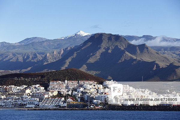 Blick auf Los Cristianos und den schneebedeckten Teide  Teneriffa  Kanaren  Spanien  Europa